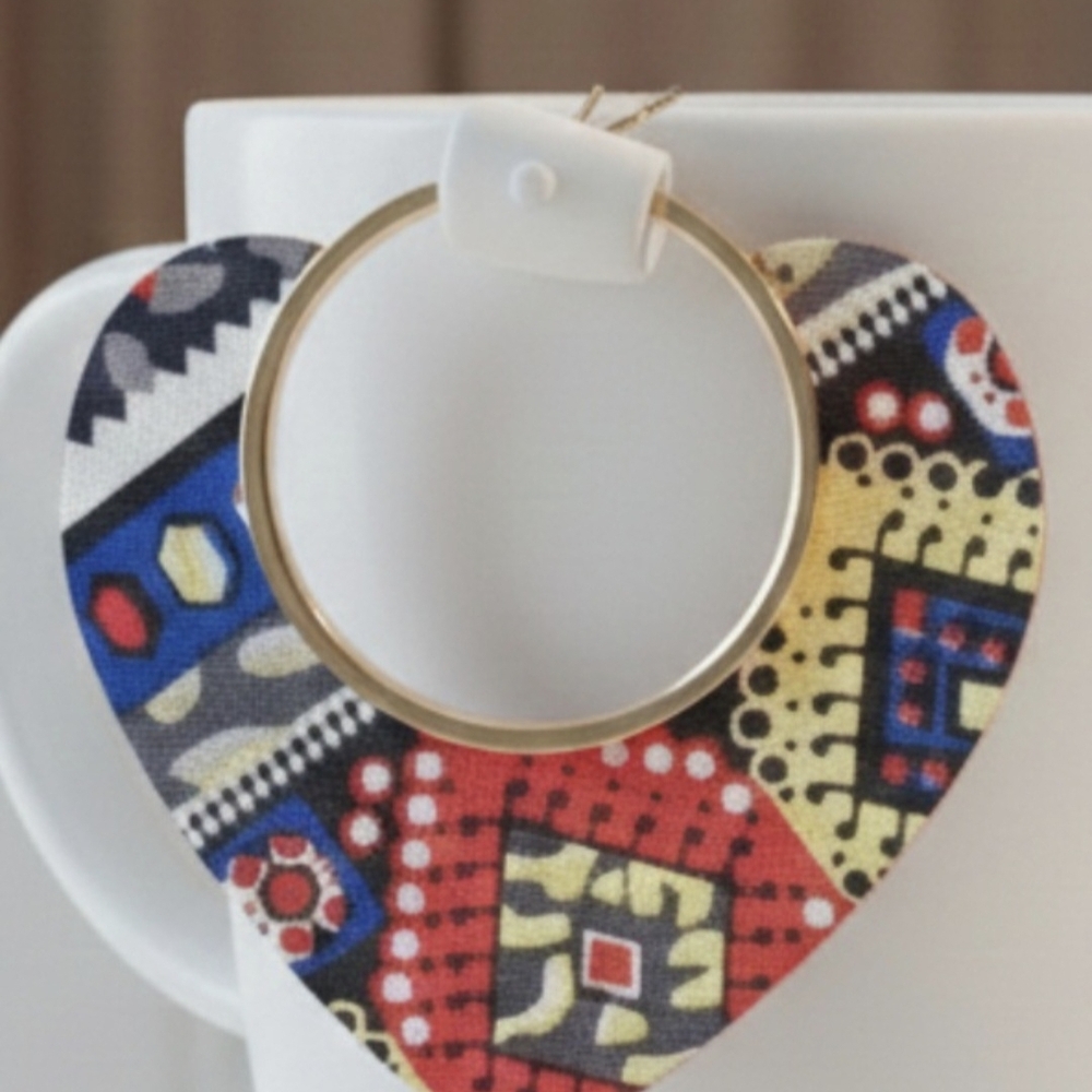 Ultra-lightweight wooden hoop earrings with a heart and African print. 6cm - Picture 4 of 7